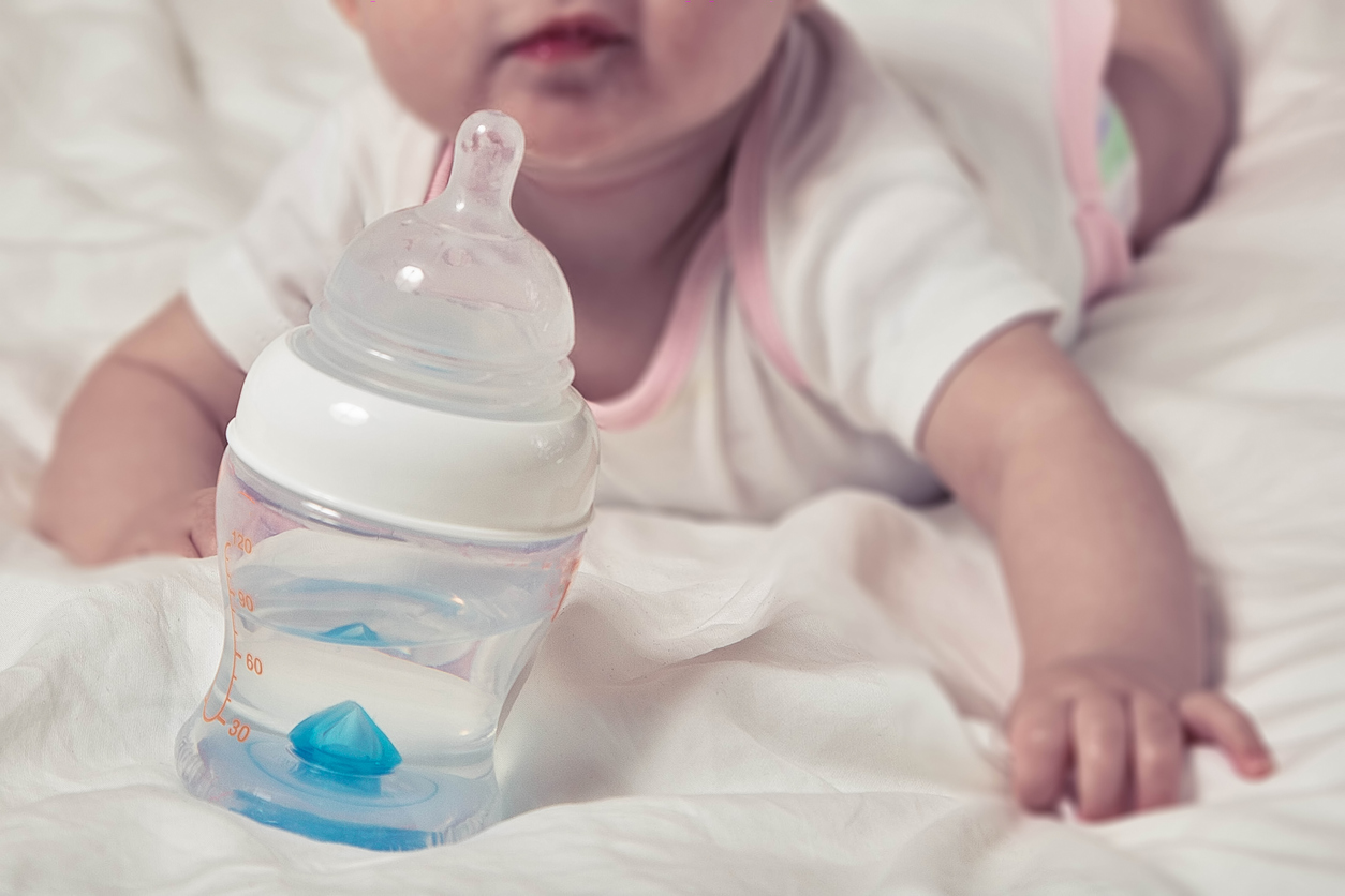 agua para bebés recién nacidos